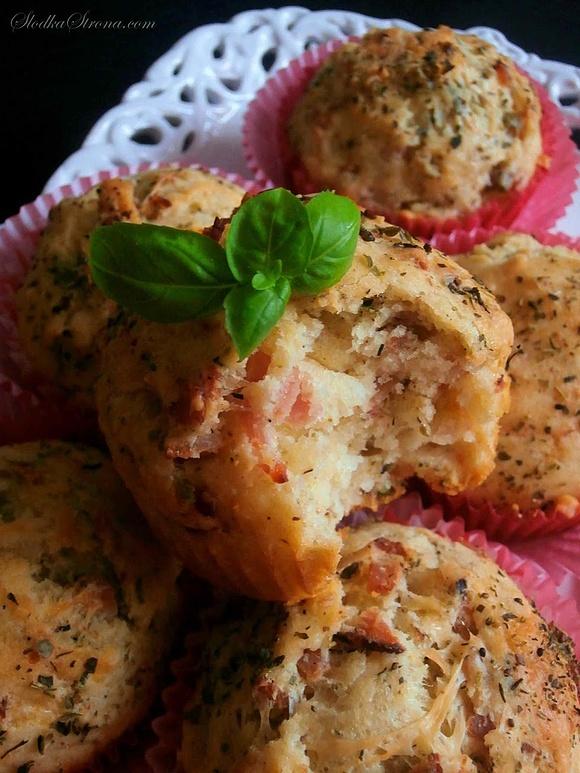 Muffiny z szynką i serem żółtym