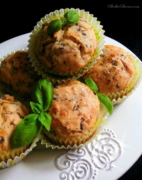 Muffiny z pieczarkami i serem żółtym