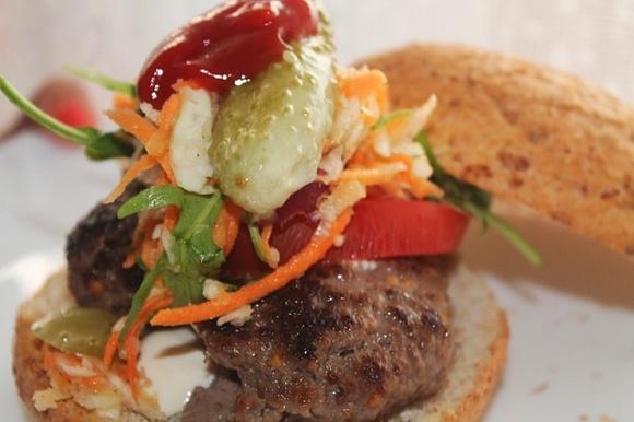 Brytyjskie burgery z piklowaną surówką z gruszką