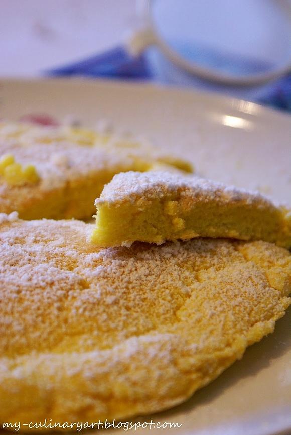 Biszkoptowy omlet na śniadanie z cukrem pudrem