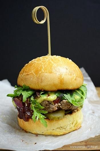 Hamburgery z karmelizowaną cebulą i bazyliowym aioli