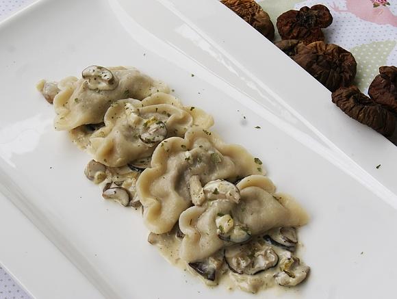 Pierogi z kaczki z sosem z borowików