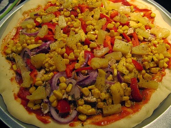 Domowa pizza pełnoziarnista i tradycyjna