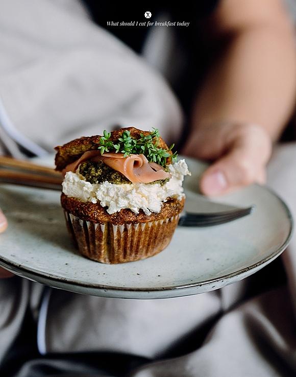 Śniadanie w łóżku - muffiny z łososiem, serkiem i pesto