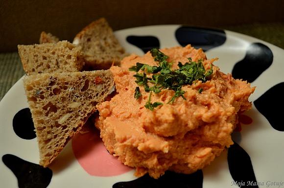 Humus z pieczonym czosnkiem i suszonymi pomidorami