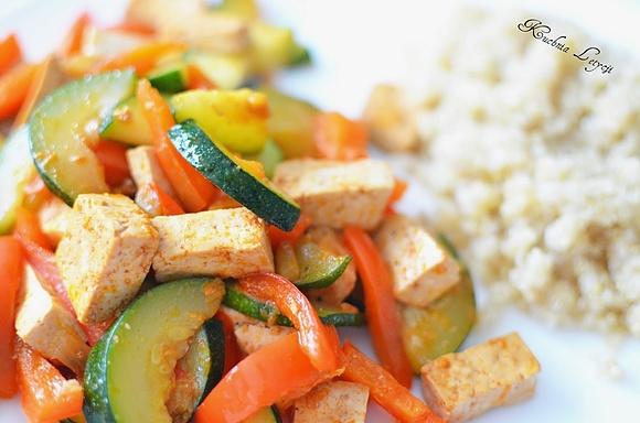 Warzywa z patelni z tofu i komosą ryżową