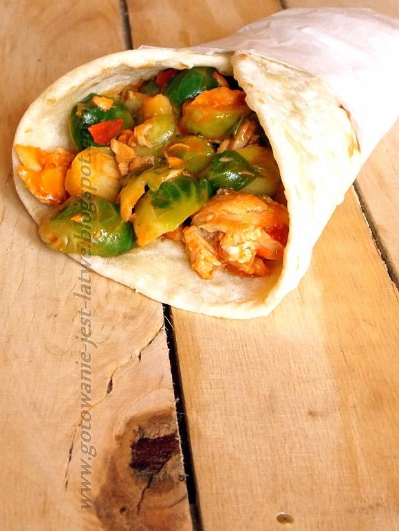 Tortilla z pstrągiem i brukselką