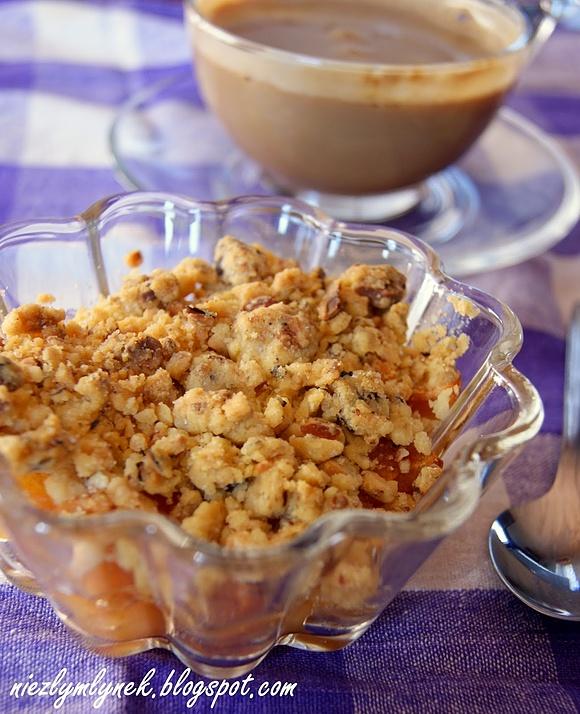 Jabłkowe crumble z orzechami i migdałami