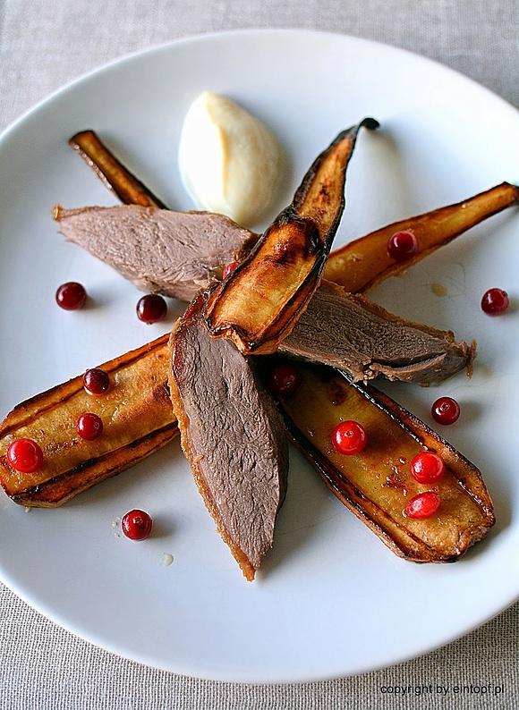 Pieczone gęsie piersi z żurawiną, puree z selera i karmelizowanym pasternakiem