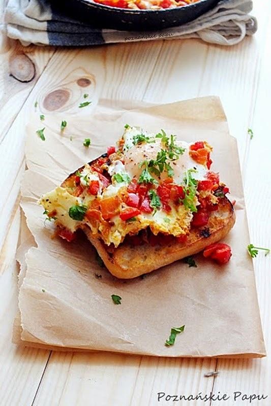 Pieczona papryka z jajkiem sadzonym i grzankami