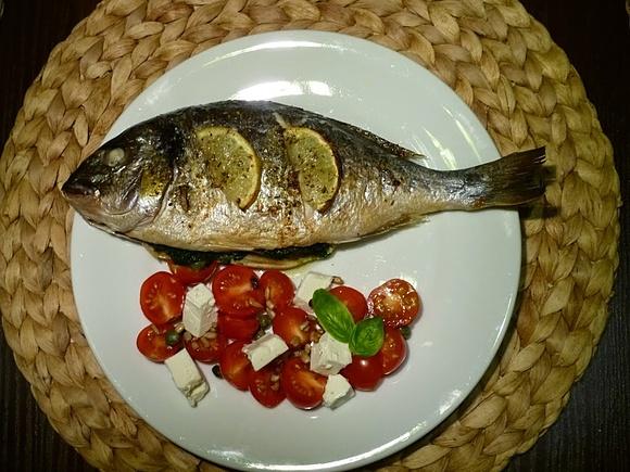 Pieczona dorada ze szpinakiem