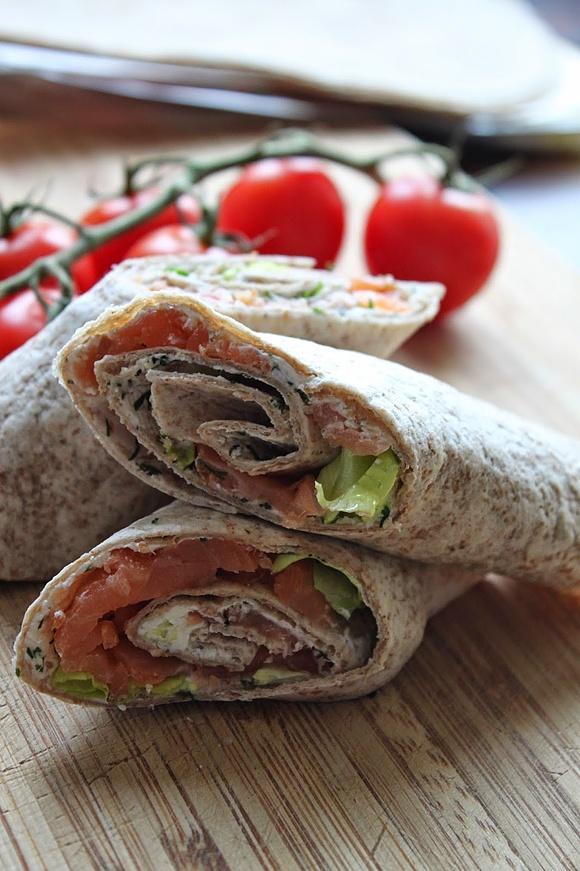 Pełnoziarnista tortilla z wędzonym łososiem