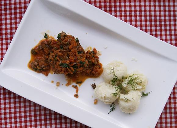 Pollo alla cacciatora danie z kurczaka z warzywami i winem