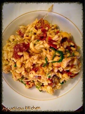 Risotto z suszonymi pomidorami, nerkowcami i rukolą