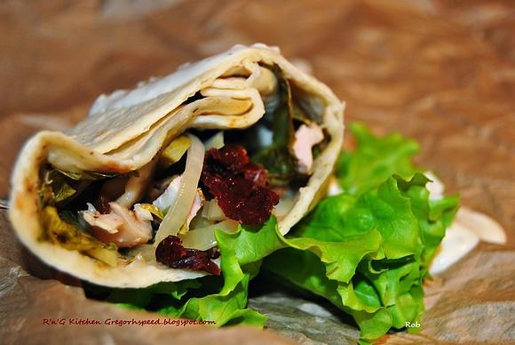 Tortilla z wędzonym kurczakiem, pomidorami suszonymi i sosem czosnkowym