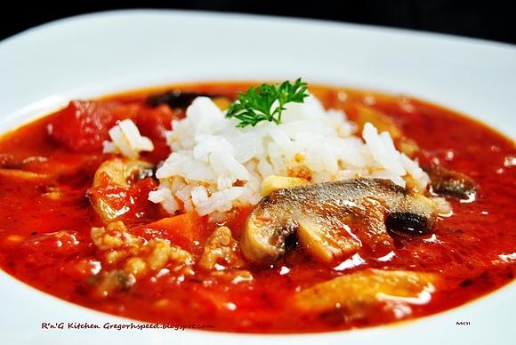 Zupa pomidorowa z mielonym mięsem i pieczarkami