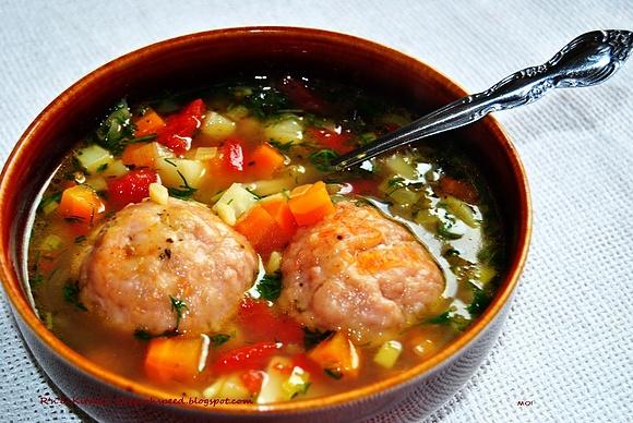 Zupa warzywna z pulpecikami nadziewanymi mozzarellą