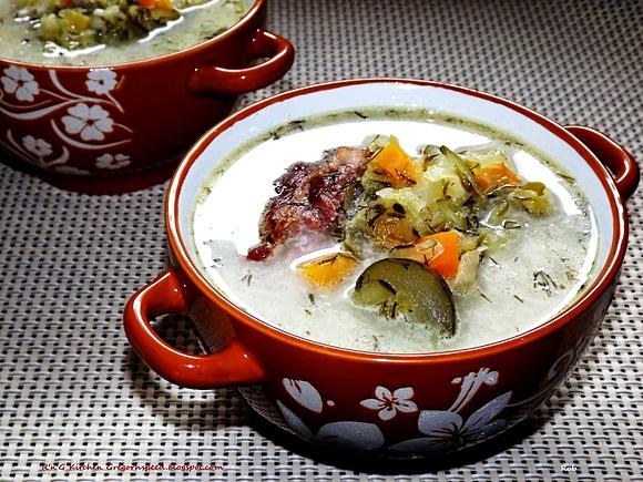 Zupa ogórkowa na wędzonych żeberkach