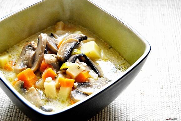 Zupa pieczarkowa z ziemniakami i kaszą jęczmienną