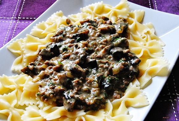 Farfalle z mielonym w sosie śmietanowo-koperkowym
