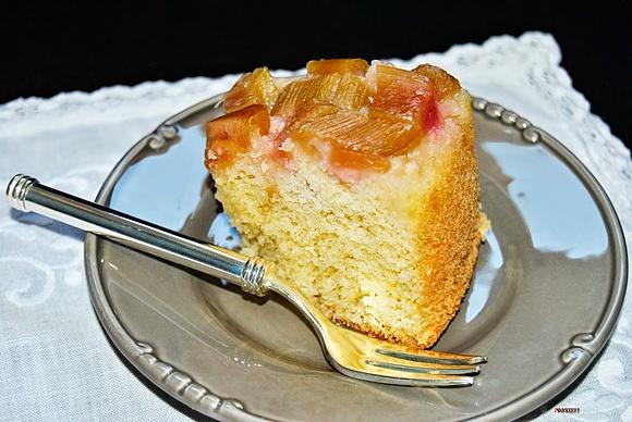 Ciasto biszkoptowe z rabarbarem