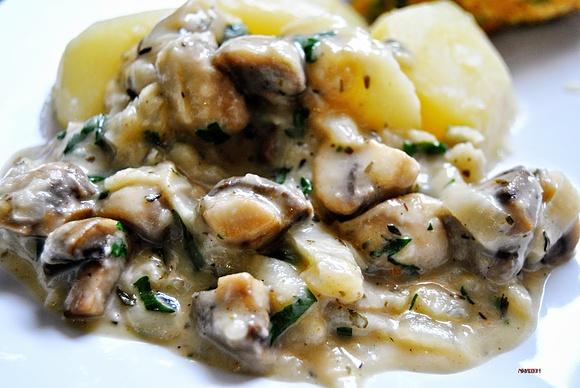 Pieczarki duszone z cebulą i porcją śmietany