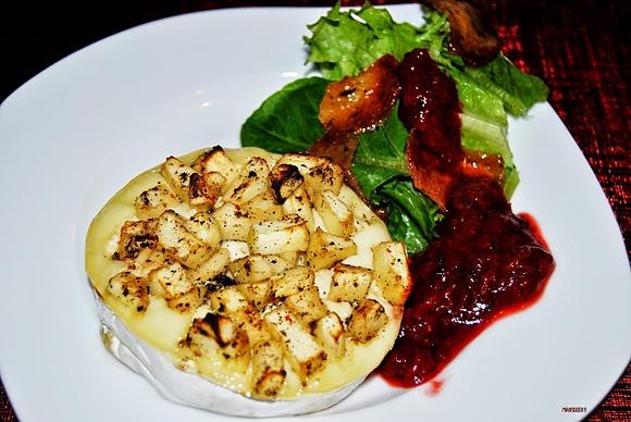 Camembert z jabłkami i sałatą z truskawkowym dressingiem