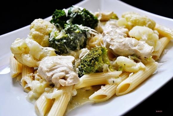 Penne z kurczakiem i różyczkami w sosie śmietanowym