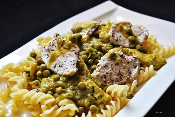 Fusilli z kurczakiem i groszkiem