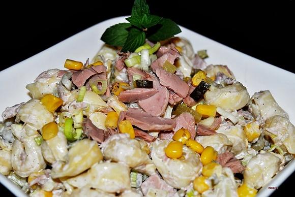 Sałatka z tortellini i tuńczykiem