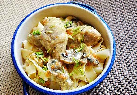 Pappardelle z kurczakiem i pieczarkami w śmietanowym sosie
