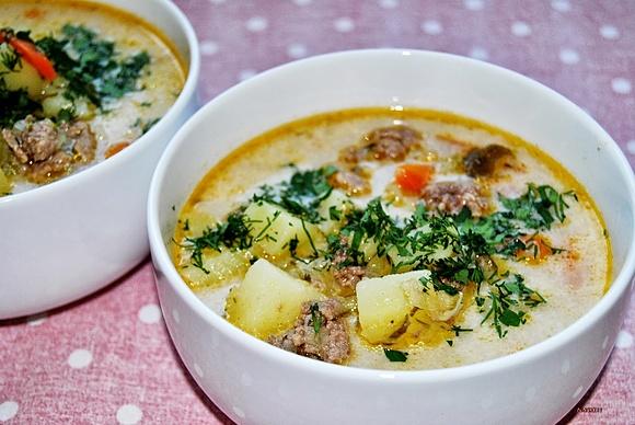 Zupa ogórkowa z mielonym mięsem