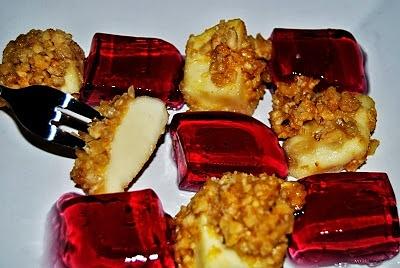 Orzechowe kostki z mozzarellą i galaretką z czarnej porzeczki