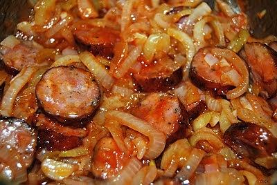 Zamaczajka z kiełbasą i cebulą