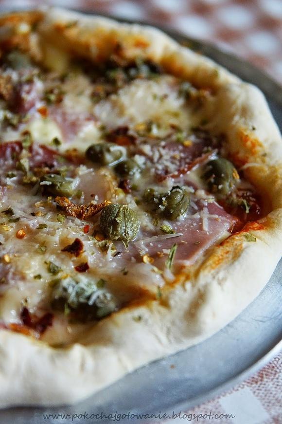 Pizza z szynką parmeńską i serowymi bokami