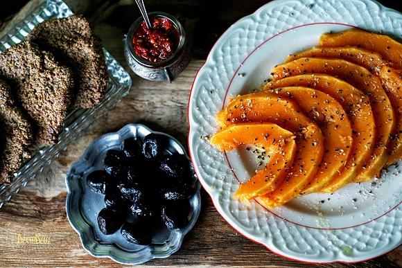 Carpaccio z dyni piżmowej i wegańskie podpłomyki