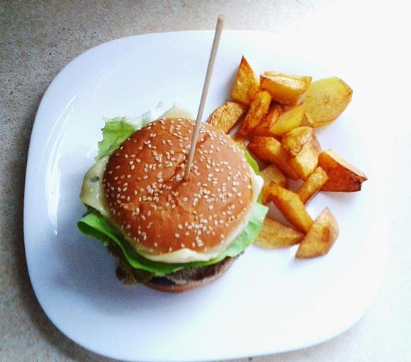 Domowe hamburgery z frytkami