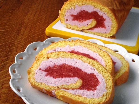 Rolada z jabłkami i bitą śmietaną