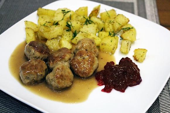 Klopsiki szwedzkie z pieczonymi ziemniakami