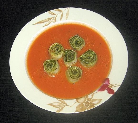 Zupa krem pomidorowa ze ślimaczkami i bazyliowym pesto