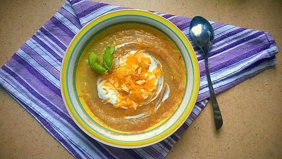 Zupa z pieczonego kalafiora z wędzoną papryką, cheddarem i czosnkiem