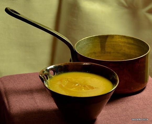 Zupa krem z dyni piżmowej, pomarańczy i bananów z kandyzowanymi pomarańczami i imbirem
