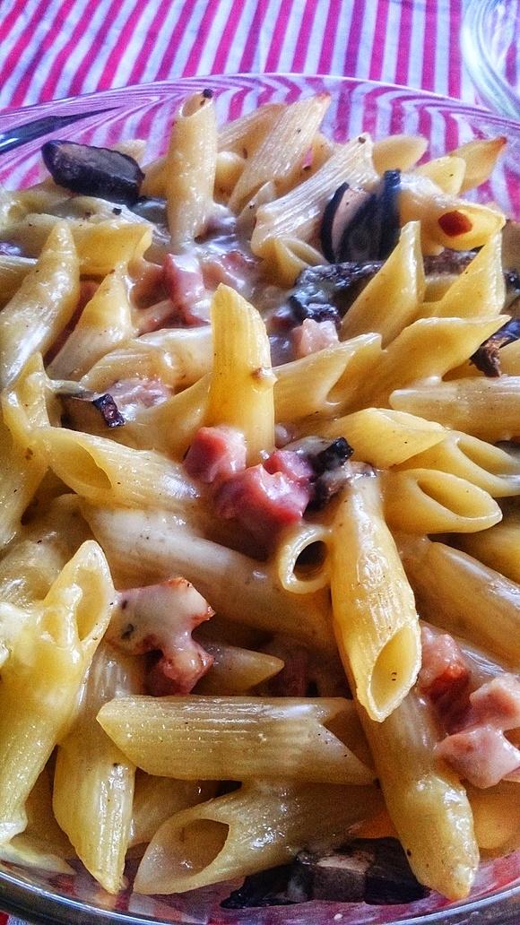Zapiekanka makaronowa z boczkiem i grzybami leśnymi