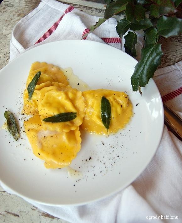 Dyniowe pierogi z ricottą i szałwią