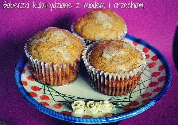 Babeczki kukurydziane z miodem i orzechami