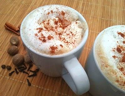 Korzenne dyniowe latte z syropem i kawą