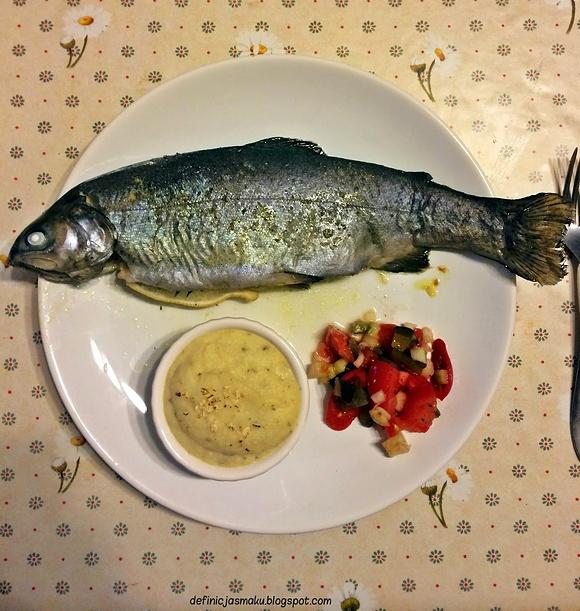 Lawendowo-rozmarynowy pstrąg z jabłkowo-chrzanowym puree