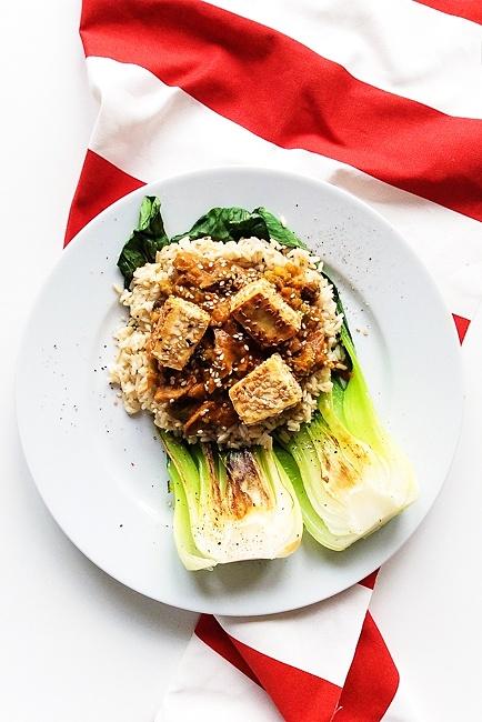 Curry z sezamowym tofu na pak choi