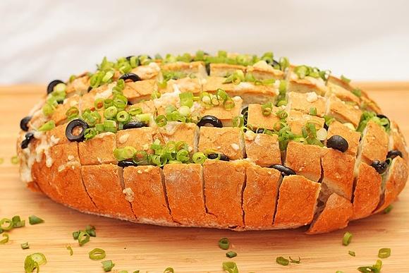 Chleb zapiekany z mozzarellą i oliwkami