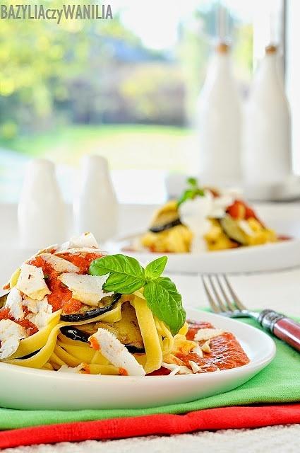 Sycylijska pasta alla Norma z bakłażanem, pomidorami i ricottą